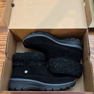 Sketchers Black Relaxed Leather Boots with Faux Fur and Memory Foam NWT in 7.5